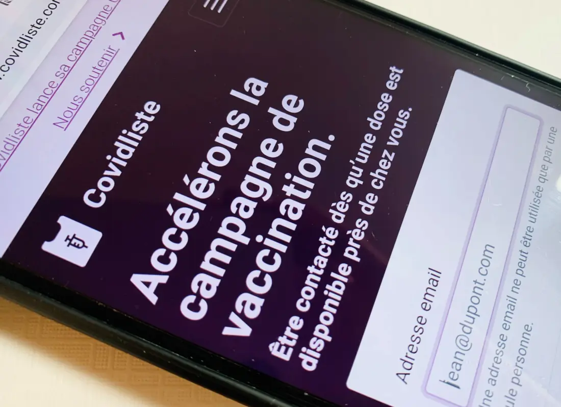 Plateforme Covidliste sur un téléphone